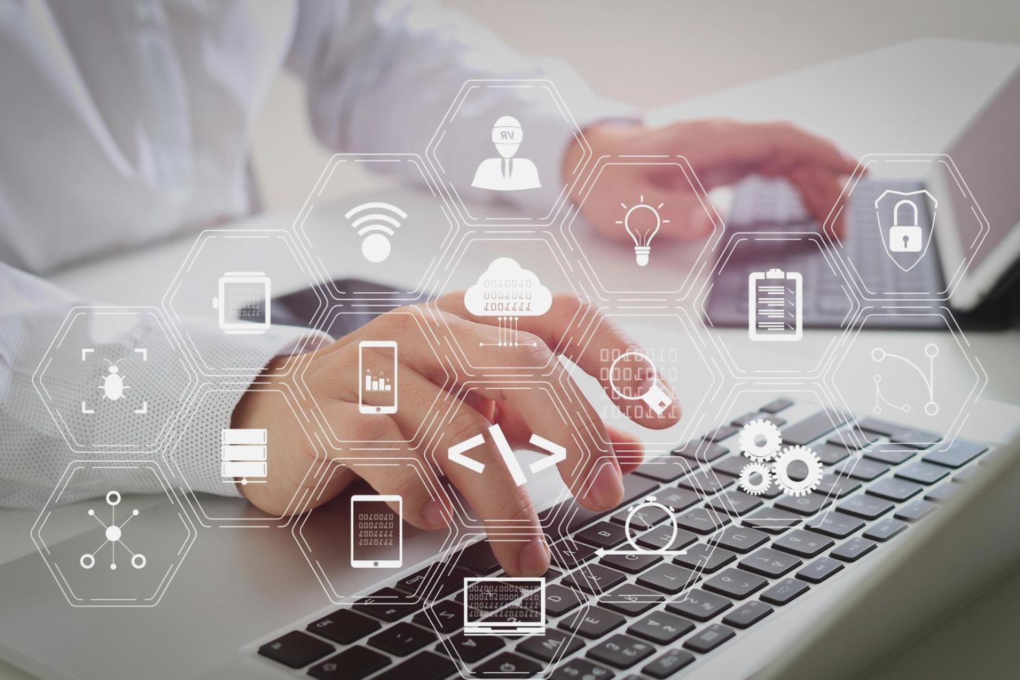 Teilnehmer nutzt Hilfsressourcen auf der Lernplattform